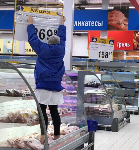 В Башкирии продавщица ногами прошлась по мясным продуктам