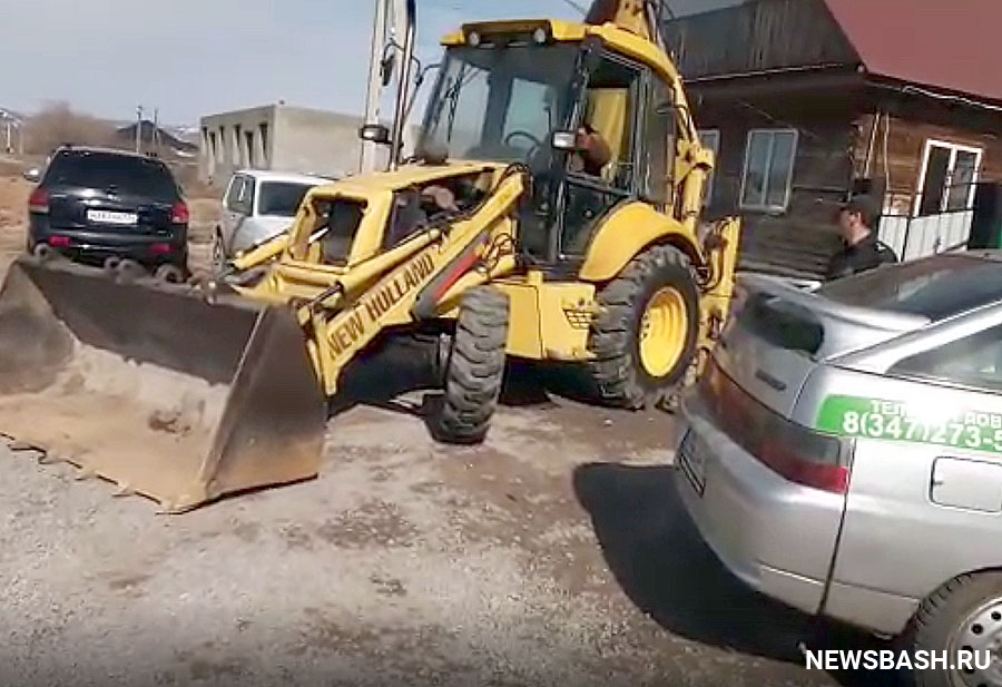 В Баймаке владелец незаконной автомойки протаранил трактором автомобиль приставов | видео