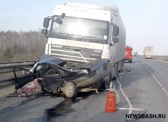 Авария под Уфой: столкнулись «ВАЗ-2199» и фура, погиб один из водителей | видео