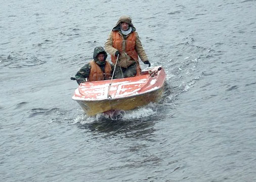 В Караидельском районе рыбаки перевернулись на лодке: одного из них ищут водолазы