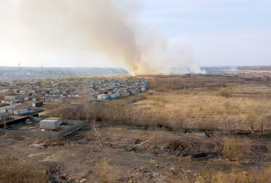 Пожар в Демском районе Уфы: горит сухостой