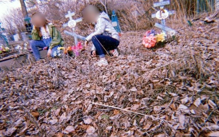 В Дуванском районе школьницы села Месягутово устроили фотосессию на кладбище