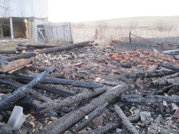 В Бакалинском районе сжигание мусора привело к пожару: сгорело несколько построек