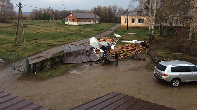 В Ишимбайском районе шквалистый ветер сорвал крышу сельской больницы
