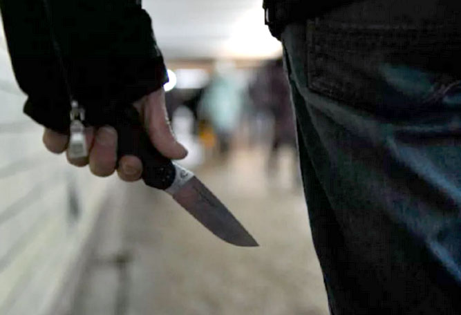 В Уфе компания молодых людей угрожая ножом ограбила прохожего