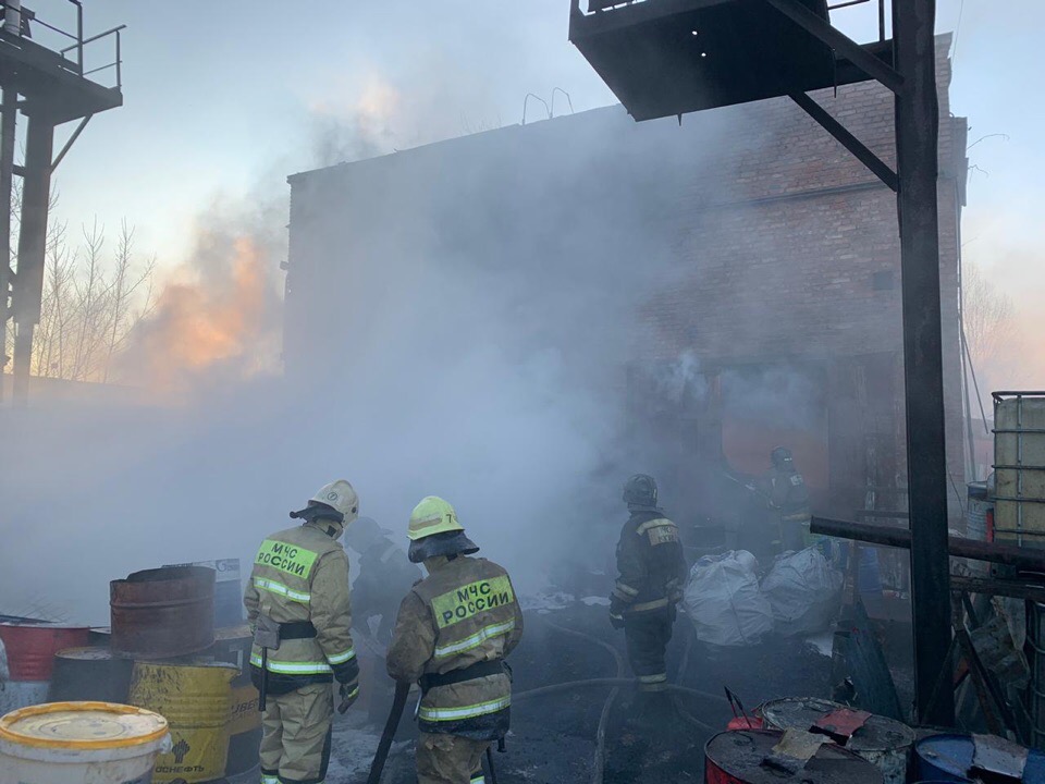 В Уфе на улице Путейская сгорело здание склада
