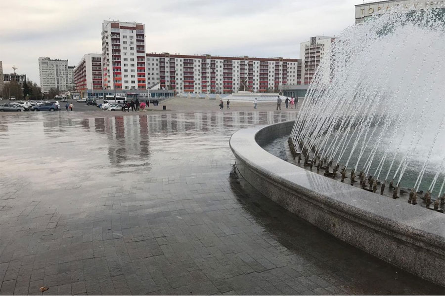 В Уфе сильный ветер разнес воду до проезжей части из фонтана на площади Салавата Юлаева