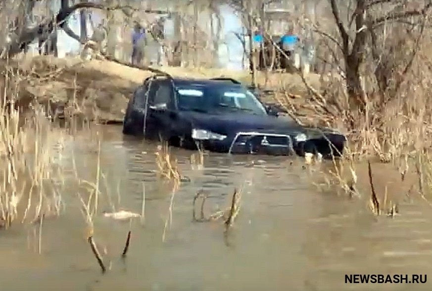 В Давлекановском районе в реке в салоне автомобиля нашли тело мужчины | видео