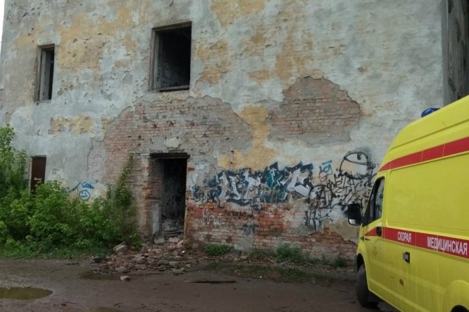 В Калтасах на подростка упала бетонная конструкция