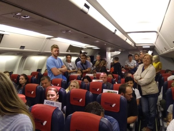 Пять туристов из Башкирии застряли на борту  самолета выполнявшего рейс Анталья-Оренбург