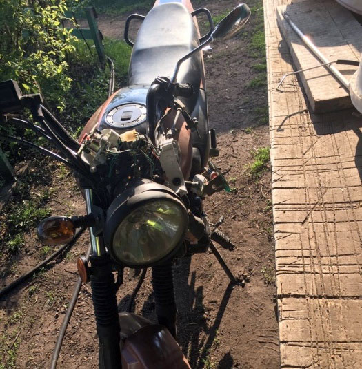 В Уфе юный мотоциклист не справился с управлением и улетел в кювет