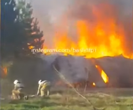 В Иглинском районе в селе Улу-Теляк загорелся заброшенный деревянный дом