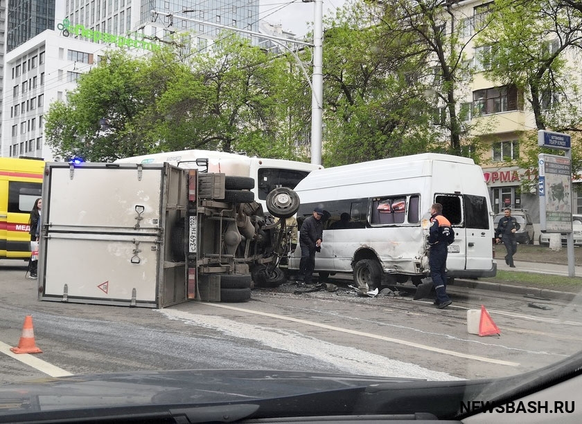 В Уфе в аварию попали маршрутка, грузовик и автобус "Нефаз"