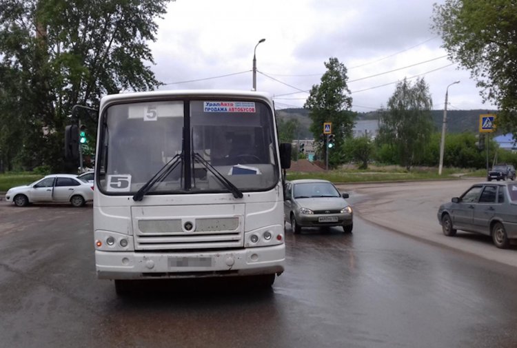 В городе Октябрьский водитель автобуса сбил женщину с ребенком