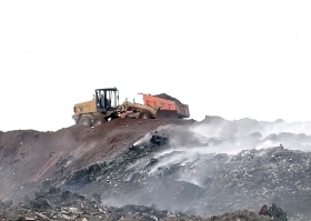 В Давлекановском районе третий день горит мусорная свалка