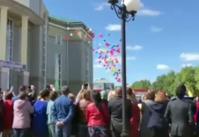 В Чекмагушевском районе, вопреки запрету, выпускники школ запустили в небо воздушные шарики