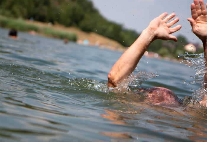 В Уфе на пляже "Солнечный" мужчина потеряв сознание во время плавания едва не утонул