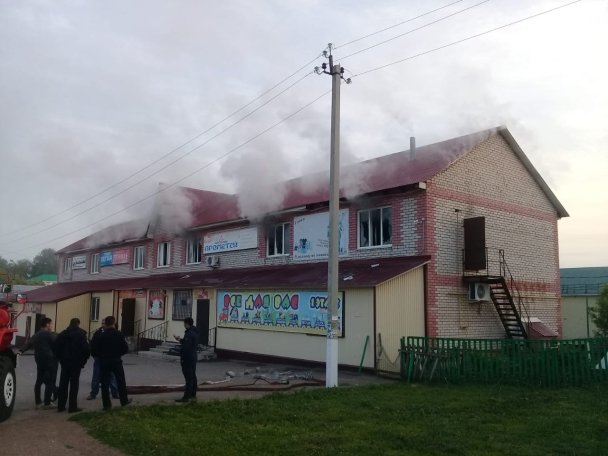 Пожар в Гафурийском районе: в селе Красноусольский загорелся второй этаж магазина