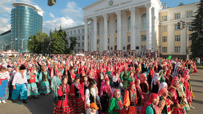В Уфе состоялся Международный парад в национальных костюмах побивший рекорд прошлого года