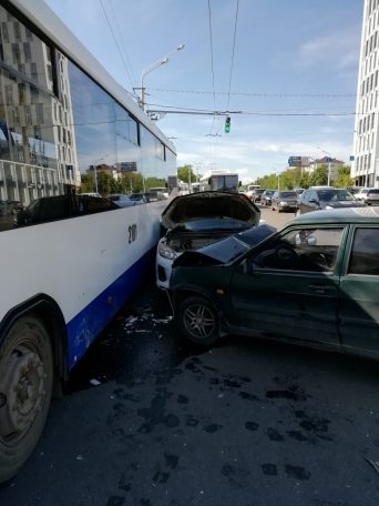 Массовая авария в Уфе с участием двух автомобилей и троллейбуса