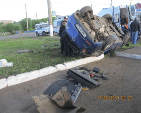 ДТП в Кумертау: в перевернувшейся Мазде застряли пассажиры
