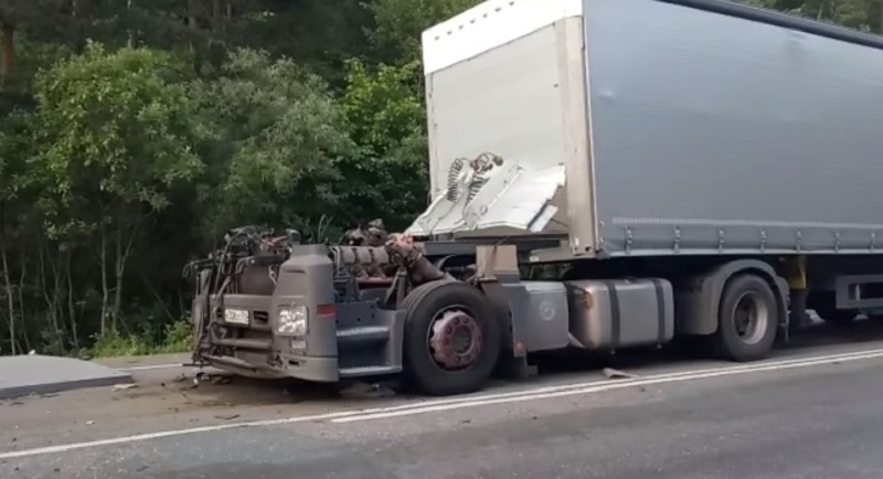 Авария на трассе Уфа-Белорецк: грузовику оторвало кабину перевозимым грузом