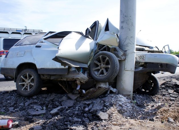 Авария в Уфе: водителя зажало в салоне ВАЗ-21111 после наезда на столб