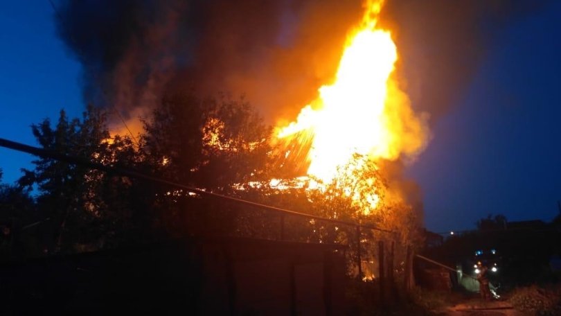 В Нефтекамске загорелся дом: внутри обнаружили тела 54-летних супругов