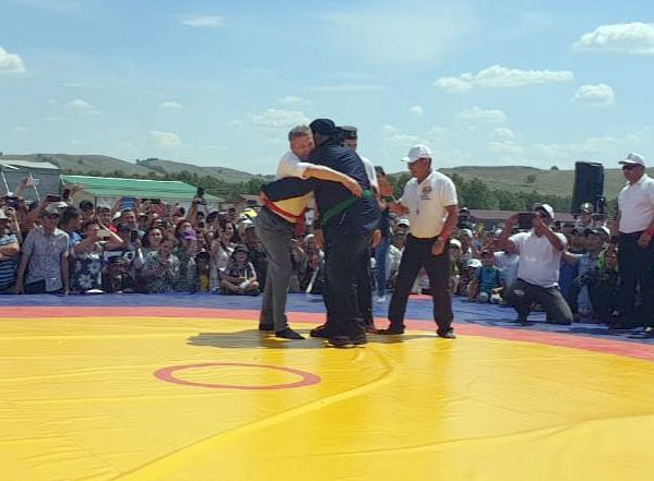 На сабантуе в Абзелиловском районе Радий Хабиров показал Стивену Сигалу мастер-класс по борьбе курэш