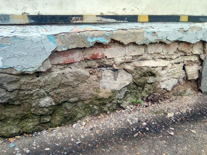 Жители одного из домов Уфы жалуются на обрушение фасада фундамента дома