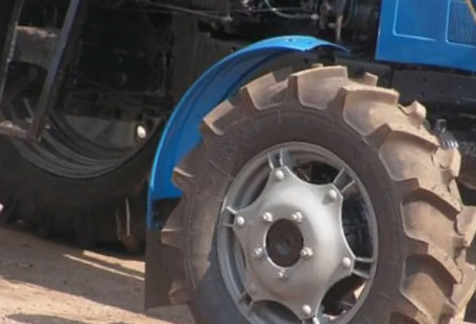 В Янаульском районе под колесами собственного трактора погиб мужчина