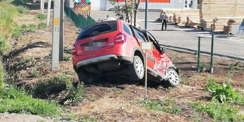 Авария в Булгаково: водитель «Киа Рио» проехал на красный свет и сбил "Ладу Калину"