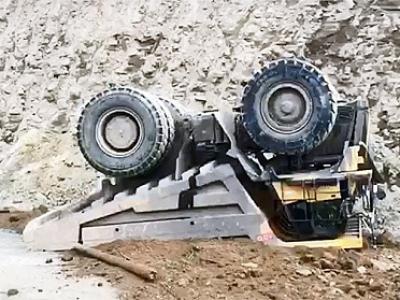 В Учалинском районе опрокинулся самосвал перевозивший горную руду: погиб водитель