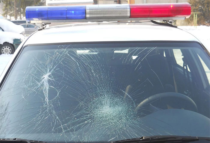 В Нефтекамске пьяный водитель, в ходе составления протокола, разбил лобовое стекло автомобиля ДПС