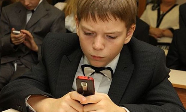 Роспотребнадзор хочет запретить школьникам использовать телефоны на территории учебных заведений
