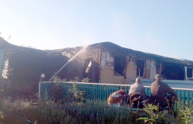 Пожар в Чишминском районе: в поселке Горном загорелась крыша восьмиквартирного дома