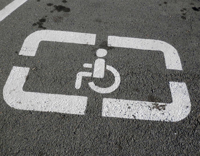 В России инвалиды смогут парковаться бесплатно