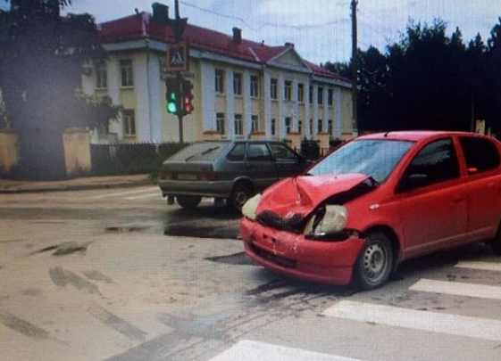 Авария в Октябрьском: столкнулись Toyota Yaris и ВАЗ-2109, пострадали 3 человека