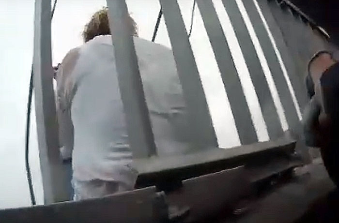 В Уфе спасатели не дали женщине спрыгнуть с Затонского моста | видео