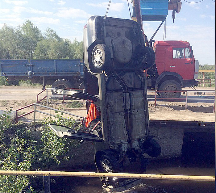 ДТП в Баймаке: автомобиль Daewoo Nexia вылетел с моста в реку Таналык