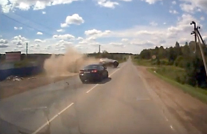 На трассе Уфа-Иглино при совершении обгона перевернулся автомобиль «Вольво» | видео