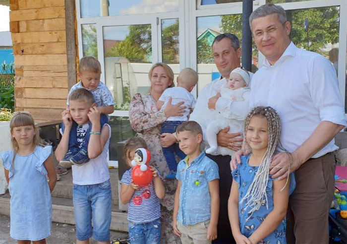 Радий Хабиров в Давлеканово посетил многодетную семью Шабалиных