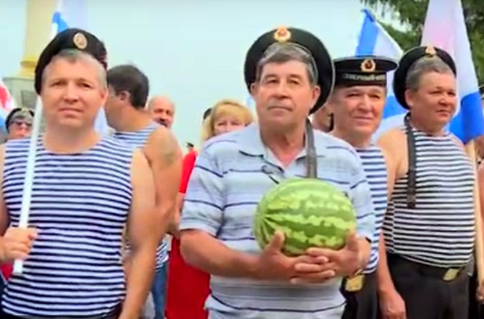 В День ВМФ матросы и офицеры из Башкирии подарили друг другу арбузы