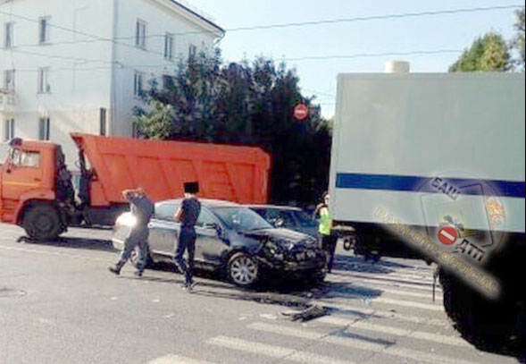 Авария в Уфе: на улице Революционной в автозак врезалась иномарка