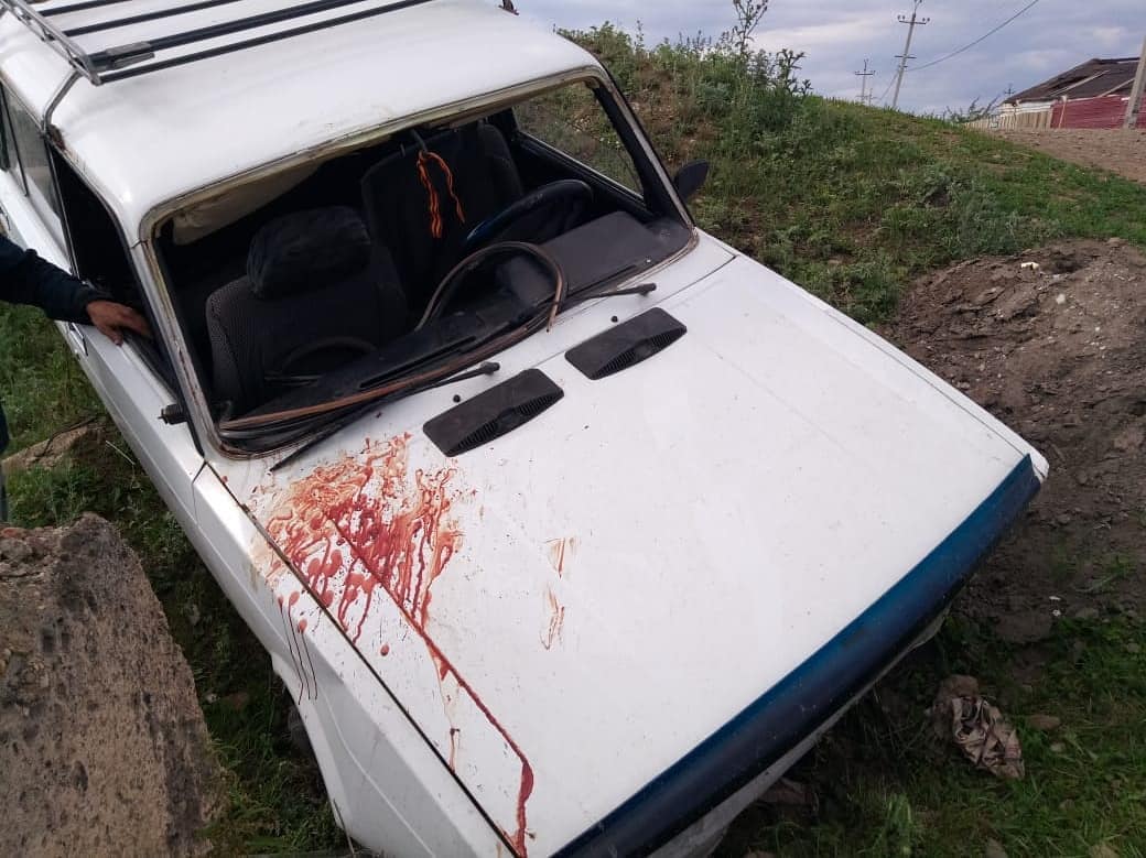 Авария в Белорецком районе: в селе Тирлянский автоледи съехала в кювет и врезалась в блок из бетона