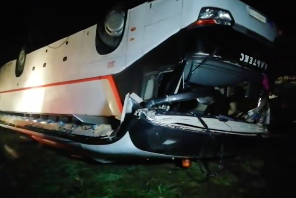 Авария в Архангельском районе: в перевернувшемся автобусе пострадали 21 человек, погибли - 6
