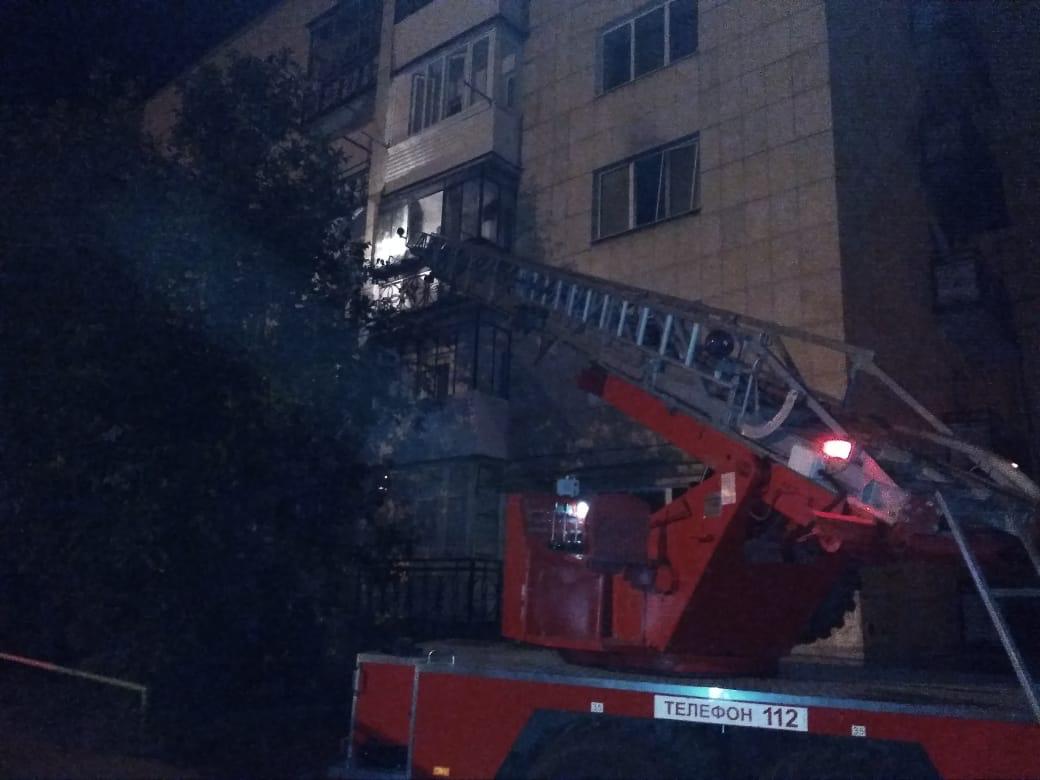 Пожар в Октябрьском: из объятого пламенем пятиэтажного дома эвакуировали около 100 человек