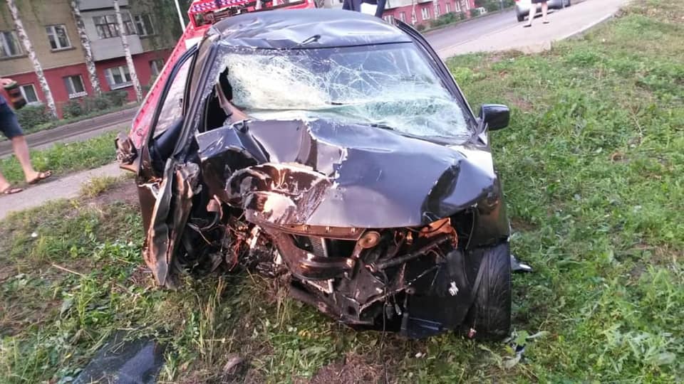 Авария в Салавате: водитель «Лады Калины» съехал на обочину и наехал на рекламную опору, погиб пассажир