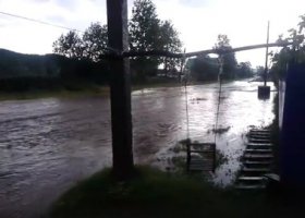 В Башкирии река вышла из берегов и затопила деревню - видео