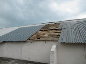В Стерлитамакском районе ураган повредил кровлю сельхозскладов и завода